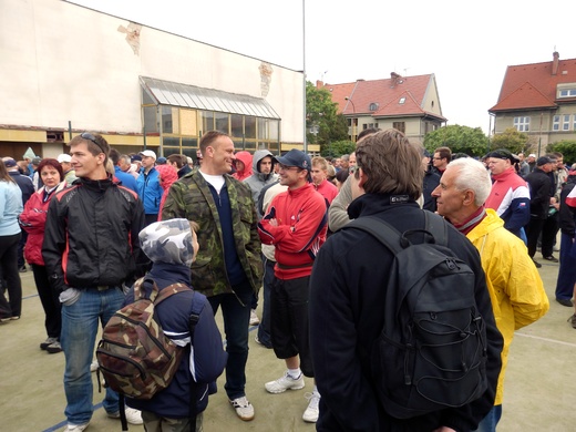 2013 č.263 - Sokol - Roudnice - muži se řadí ke zkoušce.jpg