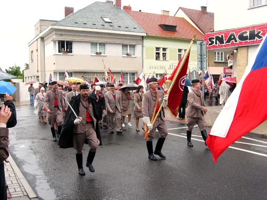 2013 č.297 - Sokol - Roudnice - čelo průvodu městem.jpg