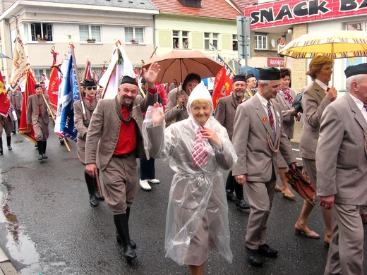 2013 č.298 - Sokol - Roudnice - krojovaný  Tomáš v čele průvodu.