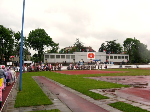 2013 č.301 - Sokol - Roudnice - čelo průvodu městem končí na sta